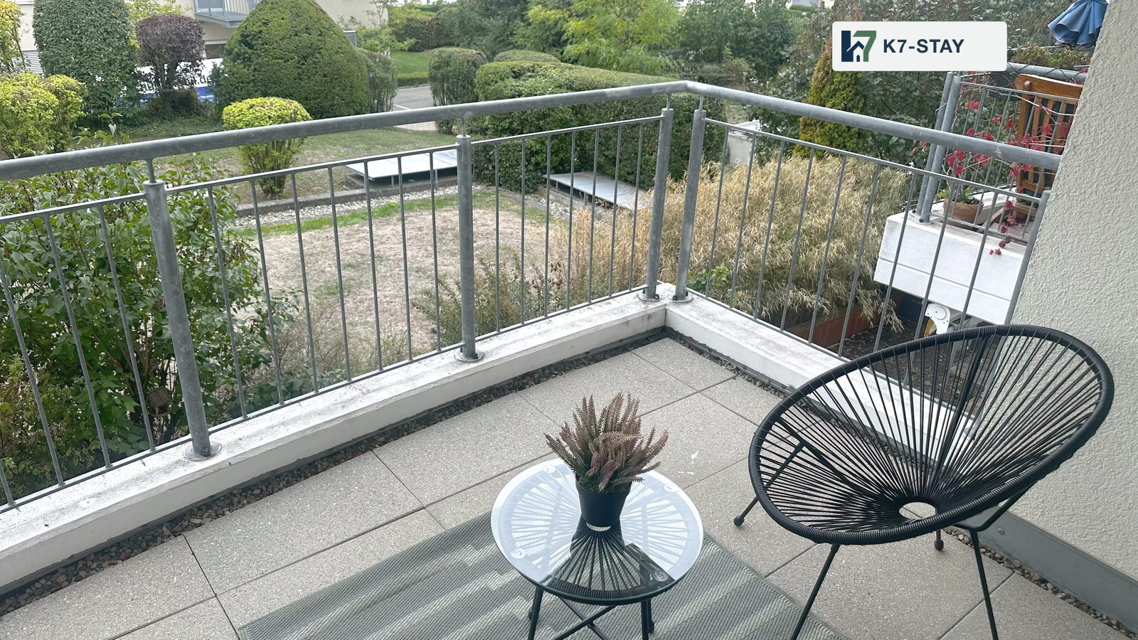 Blick vom Balkon auf den begrünten Innenbereich